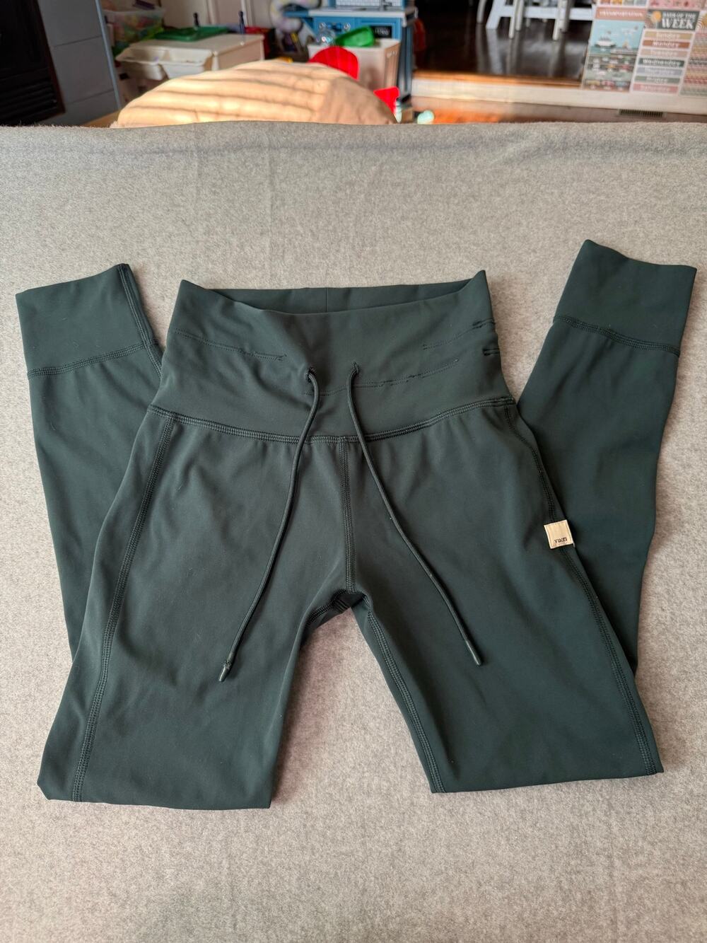 Vuori legging/joggers xs with callout